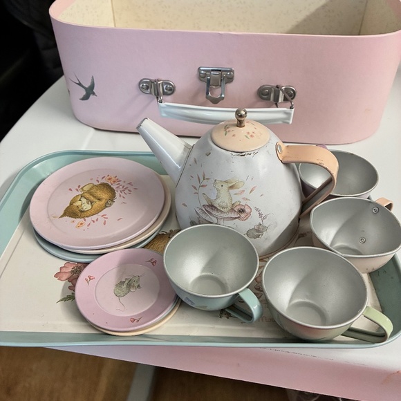 Adorable vintage child’s teaset in original carrying case. - Picture 1 of 12